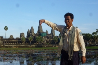 Mr Sim, an excellent guide and also a 200 ft giant able to lift entire temples with one hand!